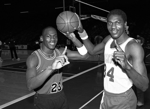 Michael Jordan e Akeem Olajuwon